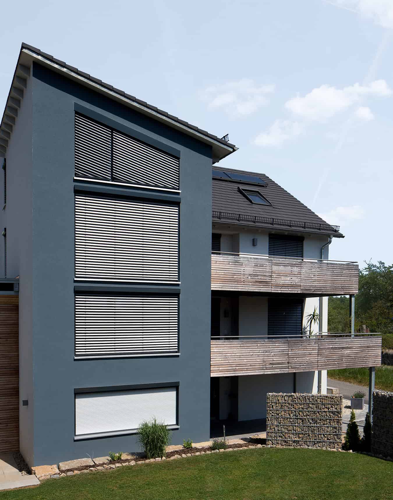 Moderne Rollladensysteme nach Reparatur der Rollladen in Bretten an einem modernen Wohnhaus